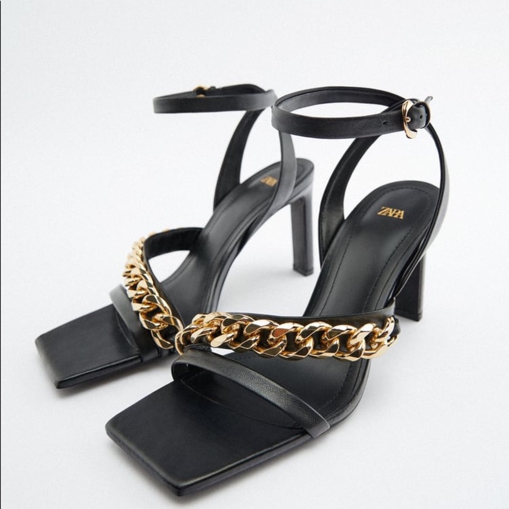 HEELED LEATHER SANDALS WITH CHAIN DETAIL